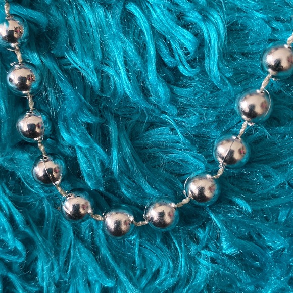 Silvery plastic spherical beads necklace - Picture 3 of 6